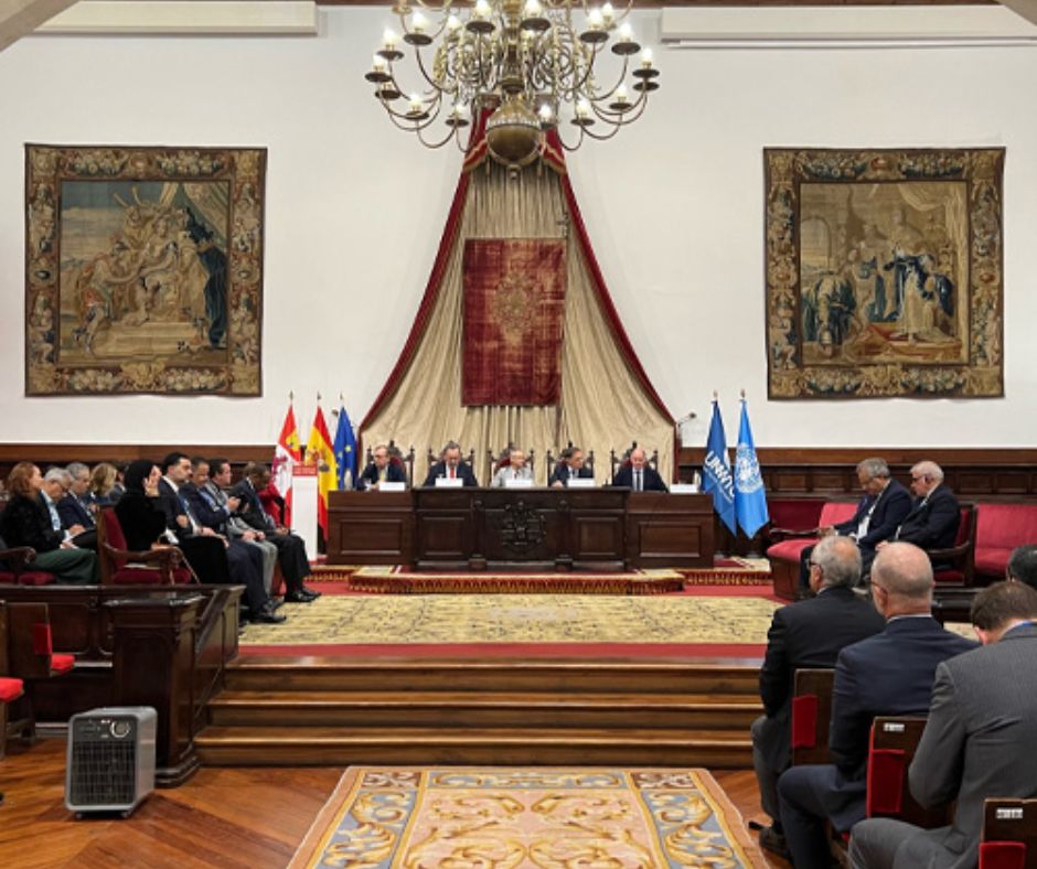 Interpretación simultánea sobre derecho del turismo en seminario conjunto de la Universidad de Salamanca y la Organización Mundial del Turismo, noviembre-diciembre de 2023